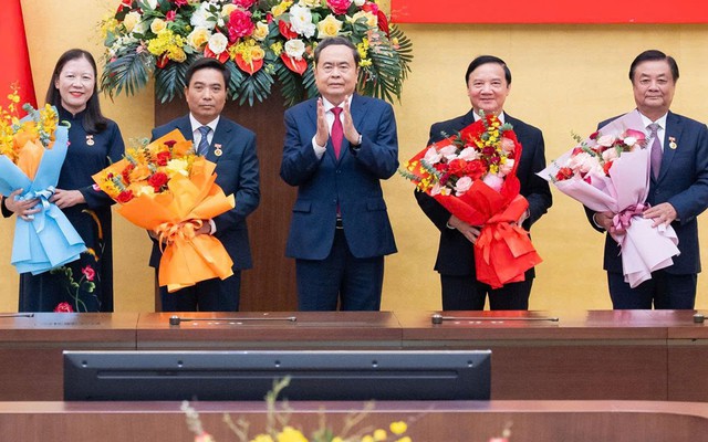 Trao tặng Huy hiệu 35 năm tuổi Đảng tặng các lãnh đạo, nguyên lãnh đạo Quốc hội