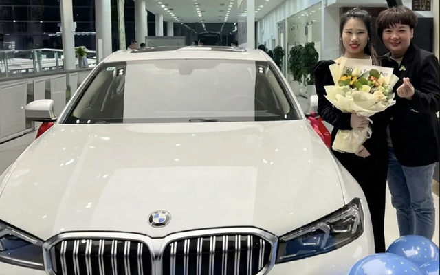 Thấy nhân viên ngày ngày đội mưa gió đi làm, sếp nữ tặng mỗi người một chiếc BMW