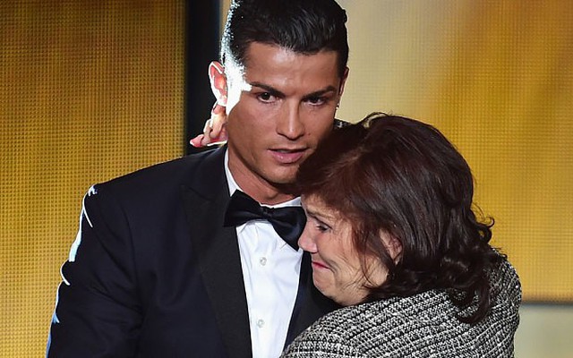 Ronaldo có 41 tuổi, là siêu sao thế giới vẫn khiến mẹ rơi nước mắt