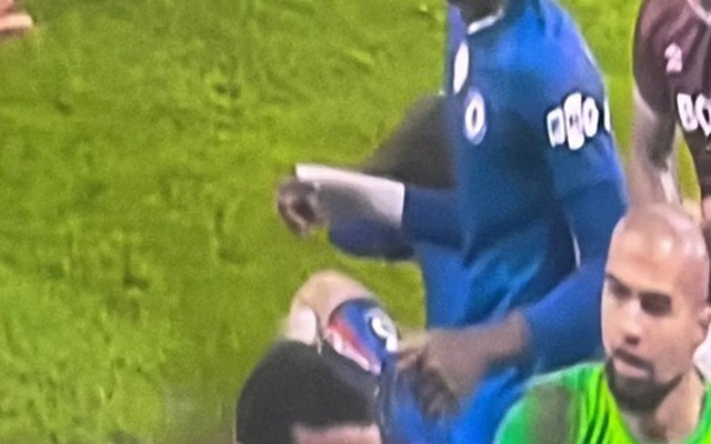 Cận cảnh cầu thủ West Ham “bóp cổ” đối thủ phía Chelsea