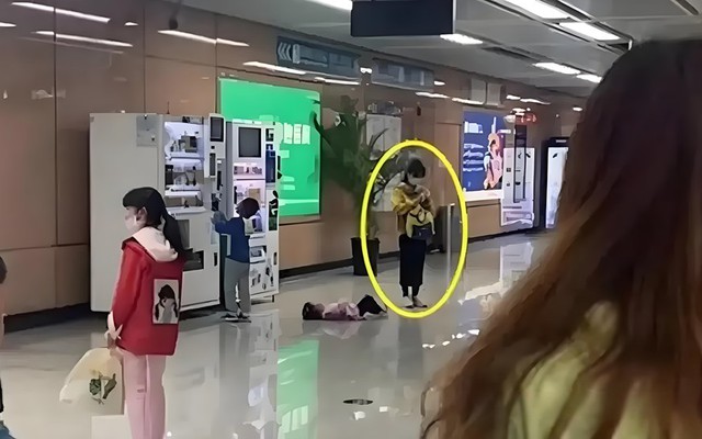 Con khóc ăn vạ giữa ga tàu, bà mẹ trẻ có cách xử lý khiến netizen chỉ muốn đến xin chữ ký