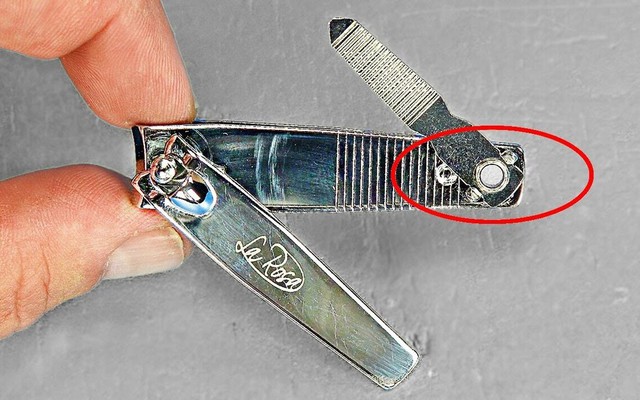 Bật mí công dụng bất ngờ của lỗ nhỏ trên bấm móng tay