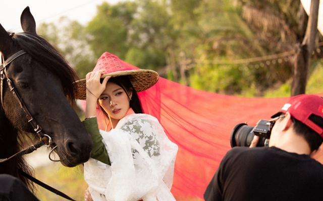 Ngựa đen tiền tỷ “kéo khách” dịp Tết Bính Ngọ: Khách sẵn sàng chi 10 triệu, studio tất bật chạy trend