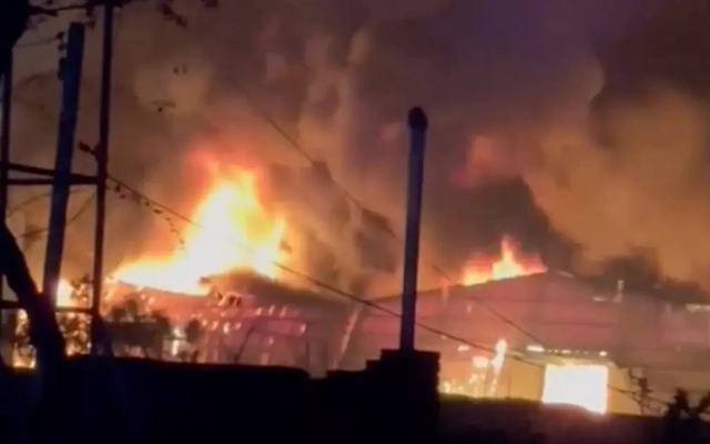 Xưởng nhựa bốc cháy ngùn ngụt trong đêm