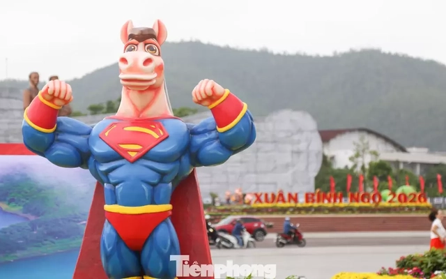 Ngựa 'mặt cộc' cầm iPhone 17, ngựa 'Superman' gây sốt