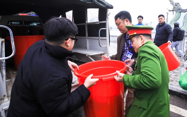 Công an dùng xe chuyên dụng chở cá chép giúp dân tiễn ông Công, ông Táo