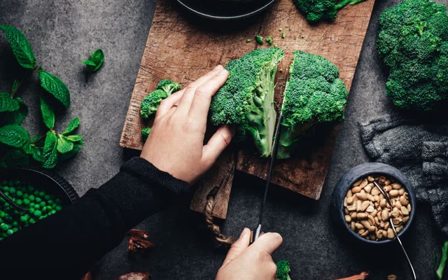 Chuyên gia tiết lộ quy tắc 10 phút biến rau quen thuộc thành “vũ khí chống ung thư”