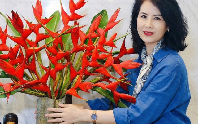 Chuối én đỏ được mệnh danh "bảo bối" phong thủy năm Hỏa: Đẹp ma mị, bền cả tháng, rước lộc "tiền đồ như gấm", ai nhìn cũng khen tấm tắc