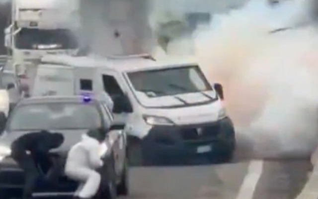 “Dựng rào lửa” phong tỏa quốc lộ rồi nổ súng cướp xe chở tiền ở Ý