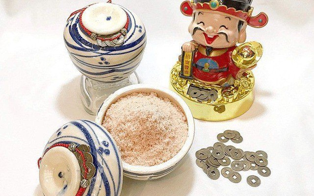 Nếu tiền trong nhà cứ "đội nón ra đi", hãy kiểm tra ngay vị trí hũ gạo và hũ muối trong bếp!