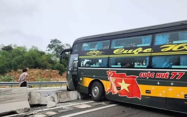 Khách hoảng loạn la hét khi xe mất lái, lao vào dải phân cách trên cao tốc