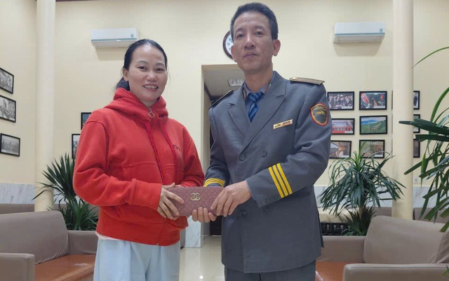 Phát hiện 39 tờ tiền có mệnh giá từ 500K-50K, dây chuyền vàng, lắc tay vàng, khuyên tai vàng bị bỏ quên trên chuyến tàu về ga Hà Nội