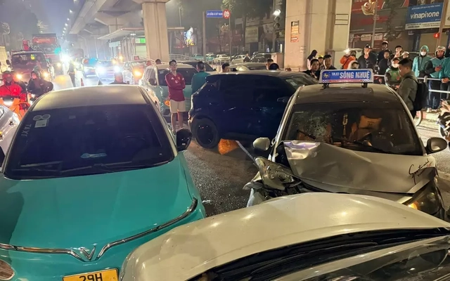 Hà Nội: Nữ tài xế ô tô đi ngược chiều gây tai nạn liên hoàn