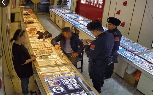 Phát hiện vị khách hơn 20 tuổi liên tục chi hơn 25 tỷ đồng mua vàng mà không cần hỏi giá, quản lý cửa hàng lập tức báo cảnh sát