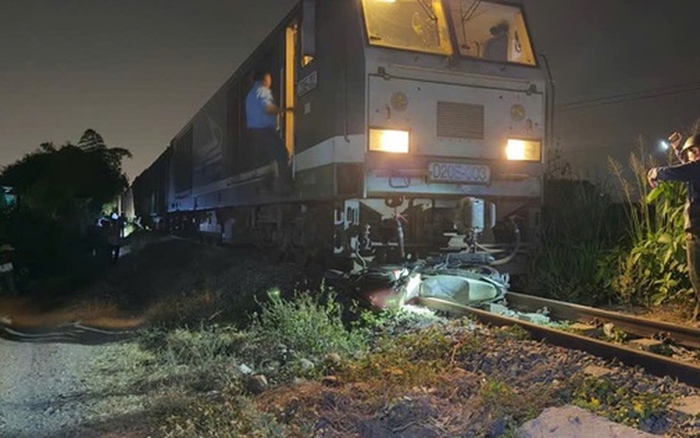 Băng qua đường sắt trong đêm, người điều khiển xe máy bị tàu hàng tông tử vong