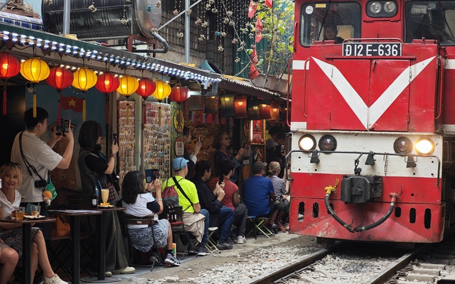 Phố cà phê đường tàu chật kín khách ngày giáp Tết, bất chấp cảnh báo an toàn