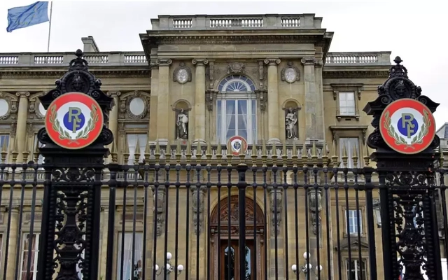 Tổng thống Pháp bàng hoàng vì vụ nhà ngoại giao tuồn tài liệu cho tỷ phú ấu dâm Epstein