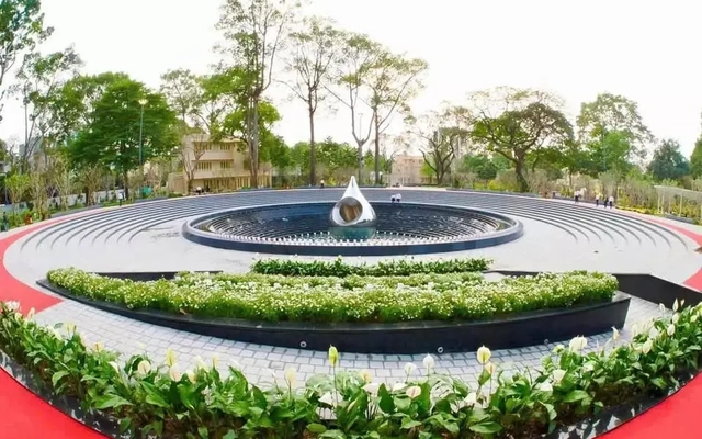 Tận thấy tượng đài Giọt Nước trong Công viên tưởng niệm nạn nhân COVID-19