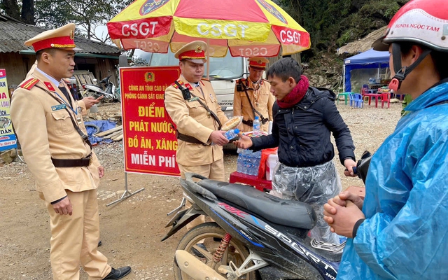 Nhiều người dân đón nhận điều bất ngờ khi gặp CSGT trên đường