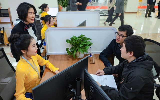 Thủ tướng yêu cầu cải cách tiền lương, đa dạng chính sách đãi ngộ với công chức