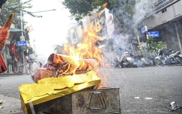 Cúng tất niên xong có phải hóa vàng?