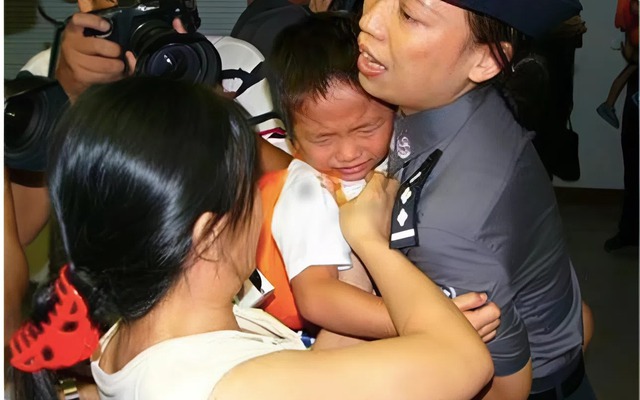 Cậu bé ăn xin ở chân cầu vượt nhận một người phụ nữ là mẹ nhưng đối phương chối đây đẩy, cảnh sát quả quyết: "Chị làm rất đúng"