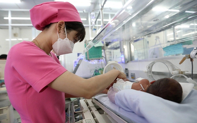 Yêu cầu bổ sung chính sách hỗ trợ phụ nữ sinh đủ 2 con trước 35 tuổi