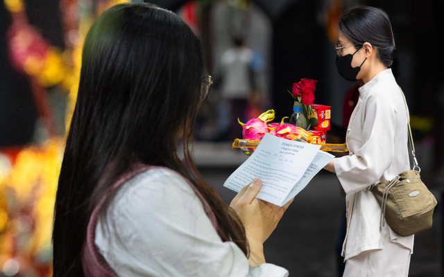 Một ngôi chùa ở Hà Nội đông nghẹt dịp Valentine, có người bay từ TP.HCM ra để xin "thoát ế"
