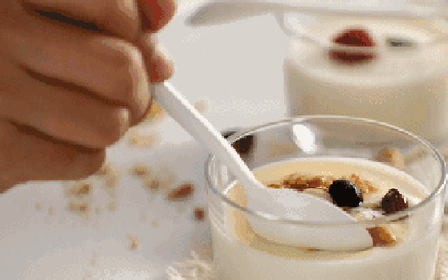 Uống sữa tươi hay sữa chua tốt hơn? Câu trả lời không đơn giản như bạn nghĩ