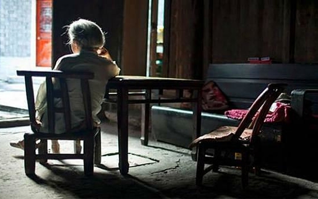 75 tuổi, cụ ông mang 700 triệu tiền chữa bệnh của vợ đi đầu tư lấy lãi cao rồi mất sạch: Đời người phải nhớ giữ tiền ở 3 nơi