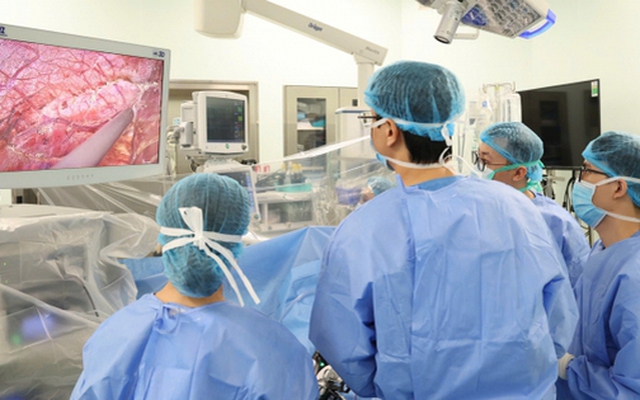 Đang về quê đón Tết, nhiều y, bác sĩ quay lại viện vì ca ghép gan