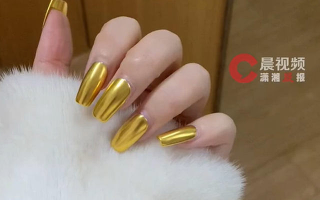 Mẫu nail chơi Tết gây chấn động: Cô gái làm bộ móng bằng vàng giá 100 triệu khiến dân mạng đòi đến quét vụn móng tay