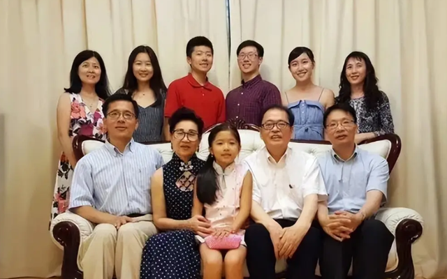 Cha học hết cấp 2 nuôi dạy 6 con thành tài, 5 người là Tiến sĩ trường top thế giới: Cách giáo dục gói gọn trong vài chữ, ai ngẫm cũng thấm