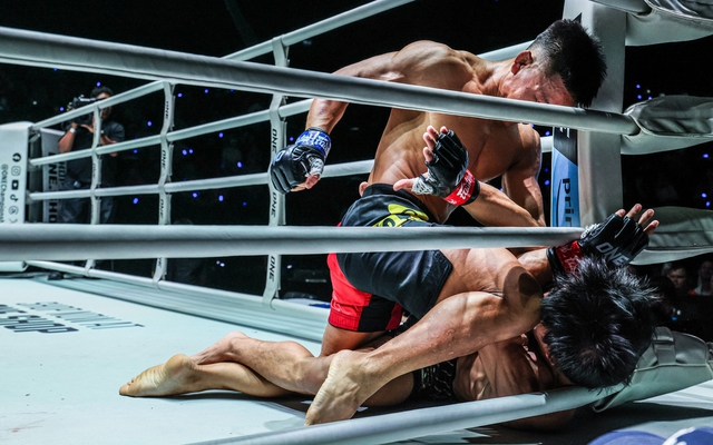 Võ sĩ Trung Quốc ra đòn tới tấp, cao thủ Philippines nằm im chịu đòn