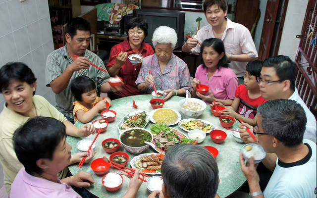 Đêm tất niên bị đẩy vào bếp ăn cơm thừa, nàng dâu lật tung mâm và cái kết mùng 1 đã khiến chồng quỳ gối