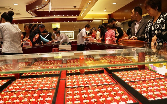 Phát hiện khách mua 300g vàng trị giá 1,1 tỷ đồng lại đựng trong túi trà sữa, cửa hàng lập tức báo công an vào cuộc điều tra