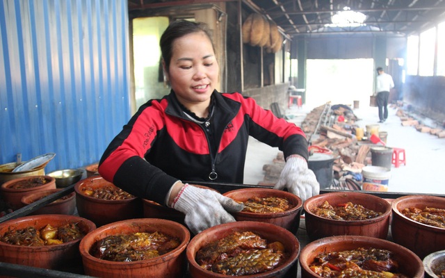 Cá kho làng Vũ Đại đỏ lửa xuyên Tết, mỗi gia đình thu hơn nửa tỷ đồng