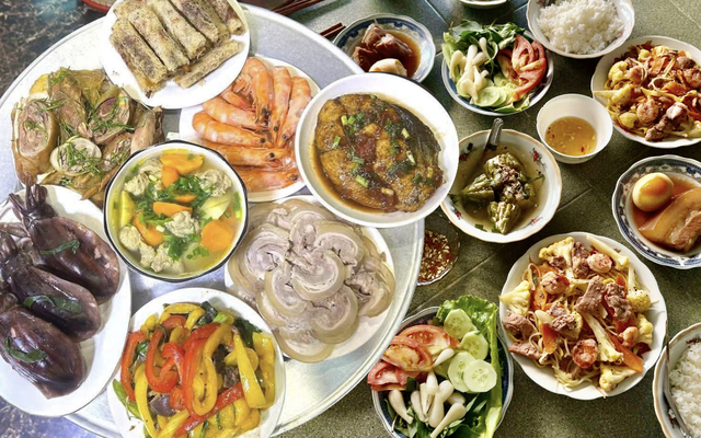 29 Tết, loạt siêu phẩm cơm tất niên trình làng: Hà Tĩnh cúng mực, Hải Phòng có chả rươi