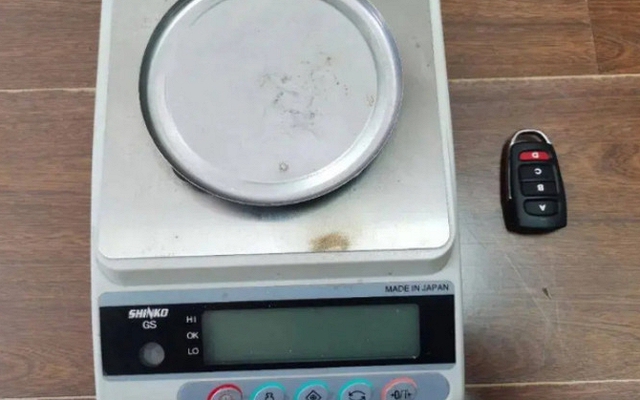 Khách mang 28,29g vàng đi bán, thấy chủ tiệm vàng cân lại chỉ được 22,44g liền báo cảnh sát, vạch trần hành vi trục lợi 127 triệu đồng