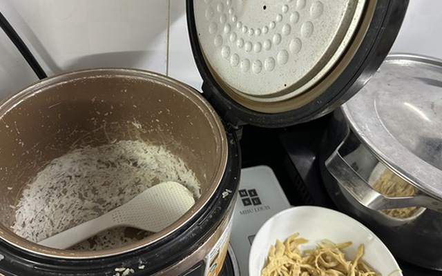 Nấu xong mâm cơm cúng Tất niên nhưng lại quên cắm nồi cơm, tôi bị mẹ chồng mắng đến mức chỉ biết kéo va li bỏ đi