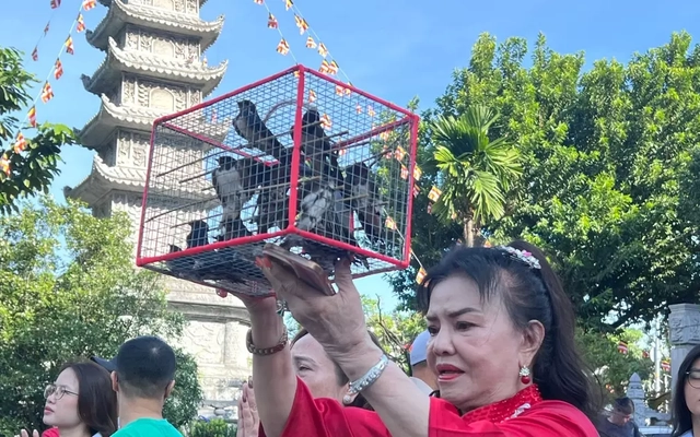 Cảnh xếp hàng 'xin lộc' đầu năm