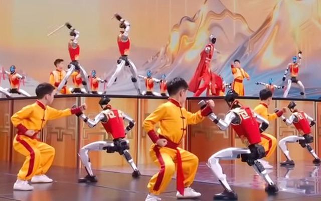 Cú sốc đêm giao thừa: Robot Trung Quốc múa côn nhị khúc như Lý Tiểu Long, vấp ngã tự đứng dậy khiến thế giới sững sờ