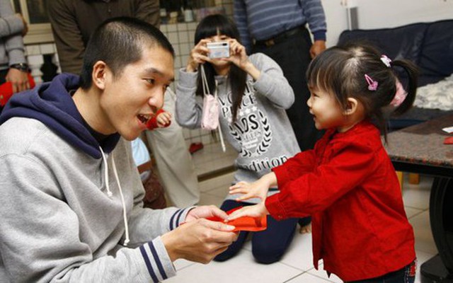 Đầu năm chẳng cần xem tử vi, cứ thái độ của cha mẹ với lì xì của con là biết ngay tương lai đứa trẻ giàu hay nghèo