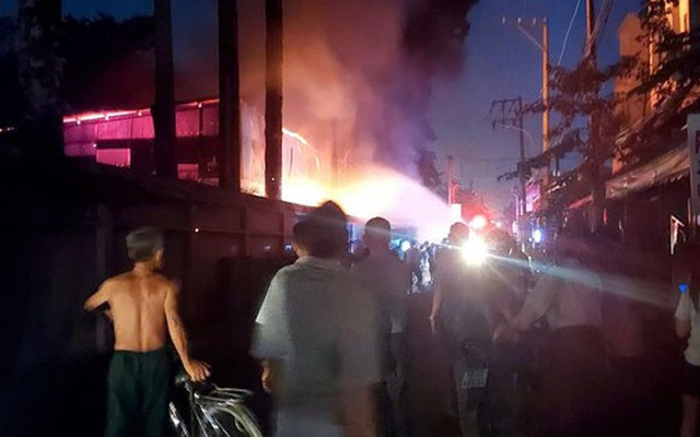 Khói lửa bốc cao từ nhà kho nhà thờ ở TPHCM