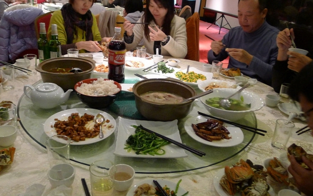 Buổi họp lớp 40 người, 5 người lương 3,7 tỷ ngồi riêng một bàn: Lớp trưởng nói 1 câu khiến cả 5 buông đũa