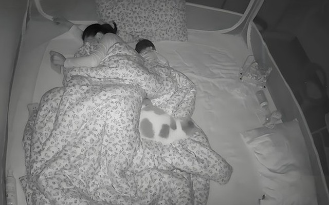 Con trai 11 tuổi ngủ với mẹ, camera ghi lại khoảnh khắc bất thường