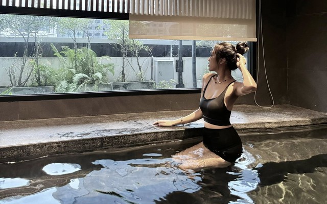 Nam danh hài U70 một mình sang Mỹ dịp Tết, động thái của bạn gái là mẹ đơn thân