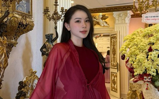 Hành động lạ của bà xã Phillip Nguyễn