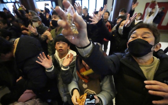 Nghi thức ‘ném đồ ăn’ kỳ lạ mang ý nghĩa phát tài ở châu Á