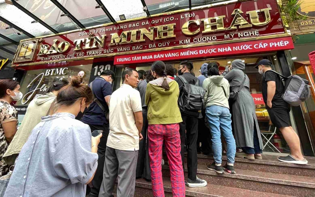 Giá vàng giảm mạnh chỉ còn hơn 160 triệu/cây: Người xếp hàng mua phải biết điều này để không mất công